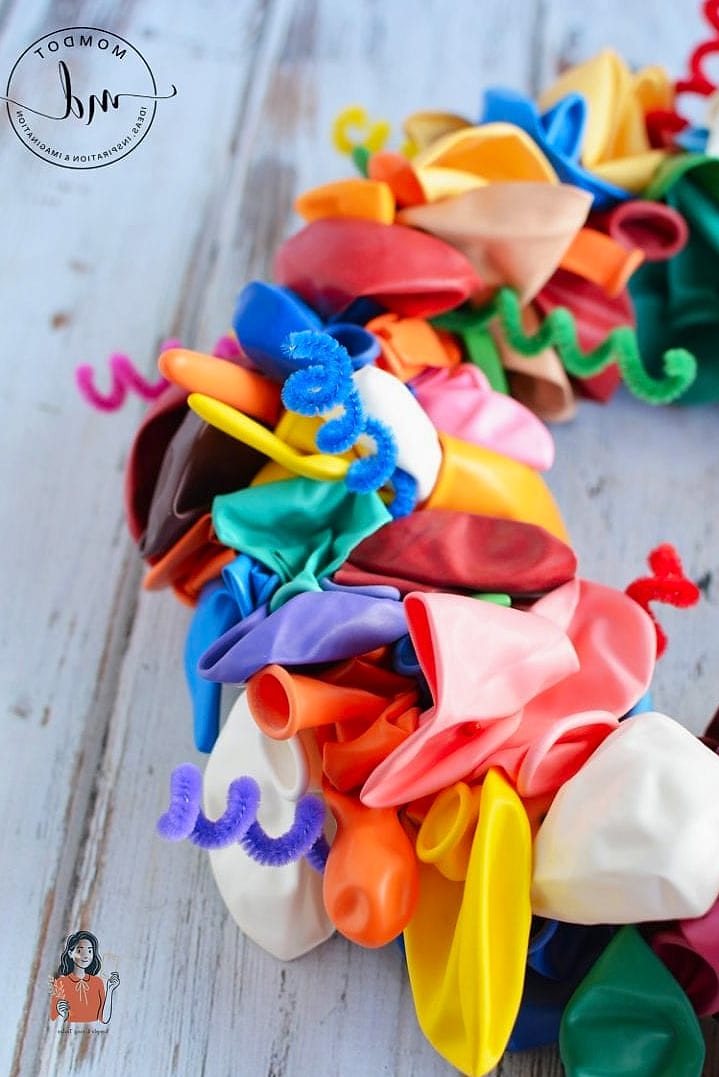25 Clever Diy Balloon Decorations You Can Make This Weekend 9 Balloon Wreath for the Front Door