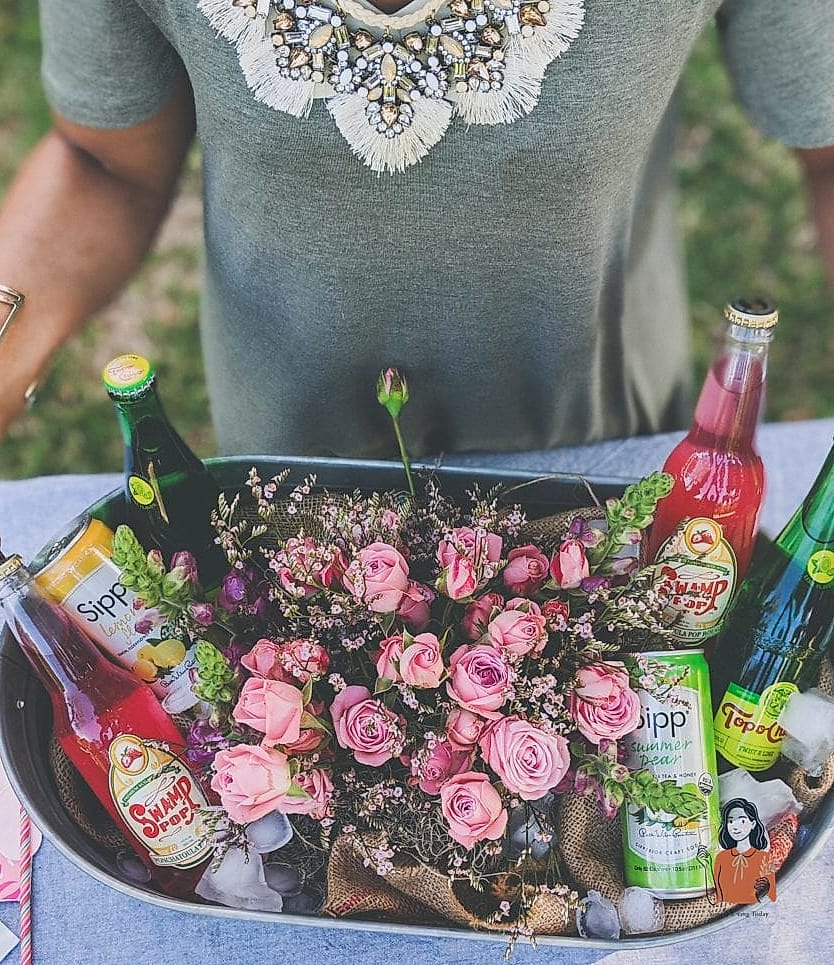 26 Simple Diy Table Centerpieces You Can Make This Weekend 22 Ice Bucket Flower Display