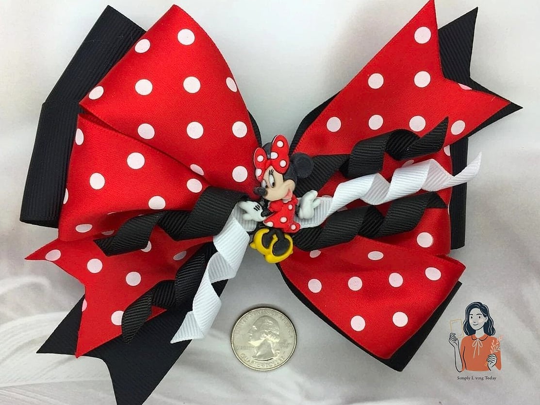 22 Unique Minnie Mouse Birthday Party Ideas That Are Absolutely Perfect 18 Minnie Mouse Bow Piñata