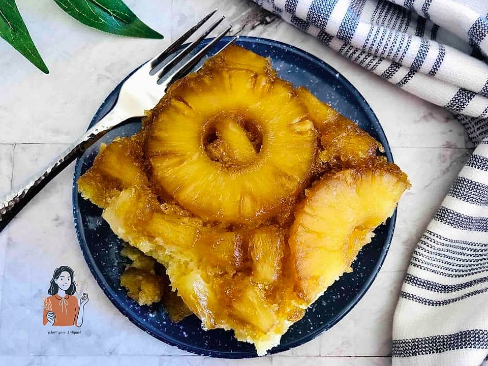 29 Unique Hawaiian Luau Party That Are Totally Pinterest-Worthy 21 Pineapple Upside-Down Cake Table