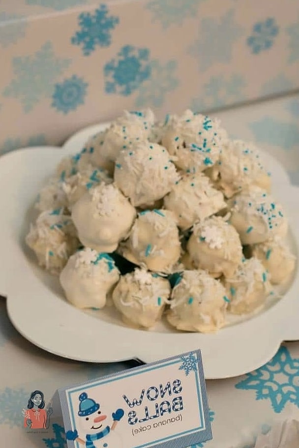 22 Unique Winter Party Ideas That Are Totally Pinterest-Worthy 20 Snowball Dessert Fight