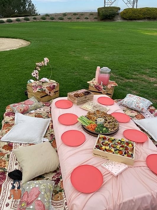 30 Incredible Tropical Party Ideas Everyone Will Be Talking About 17 Tropical Picnic Party