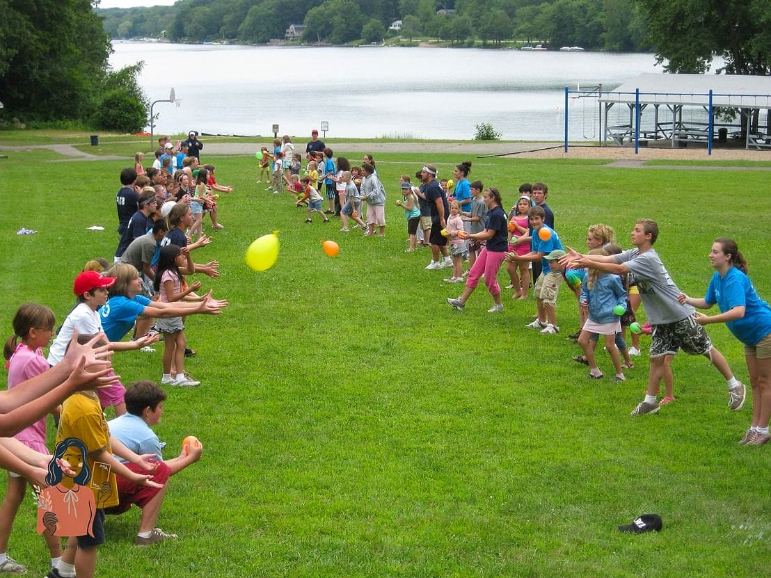 25 Summer Games That Will Make This the Best Summer Ever 11 Balloon Toss