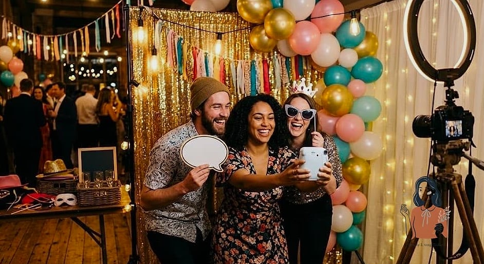 23 Brilliant Diy Party Games That Are Going Viral on Pinterest 3 DIY Photo Booth Prop Guessing Game