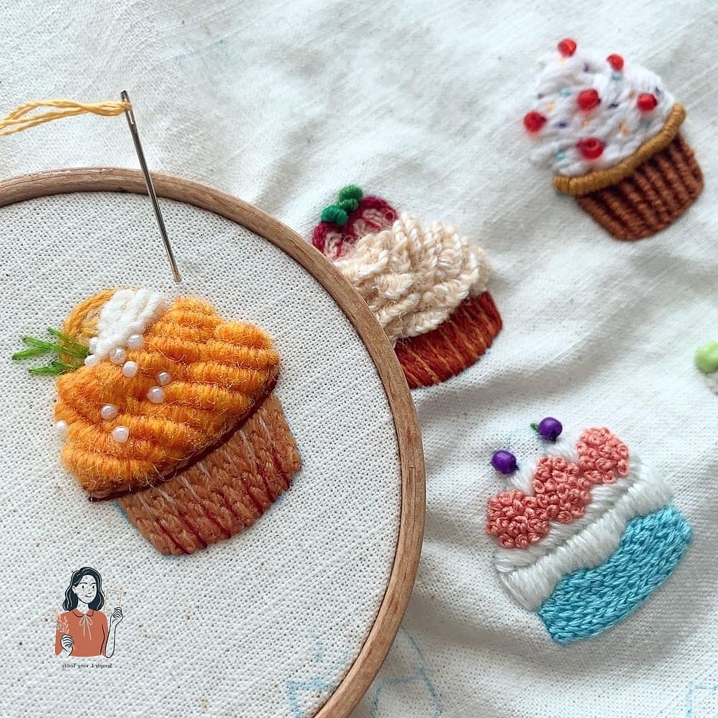 30 Simple Diy Cupcake Stand That Are Going Viral on Pinterest 16 Embroidery Hoop Tiered Stand